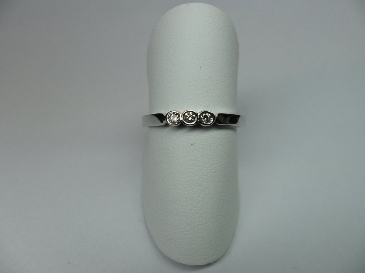 Row Ring Small Closed Setting White Gold 3st.